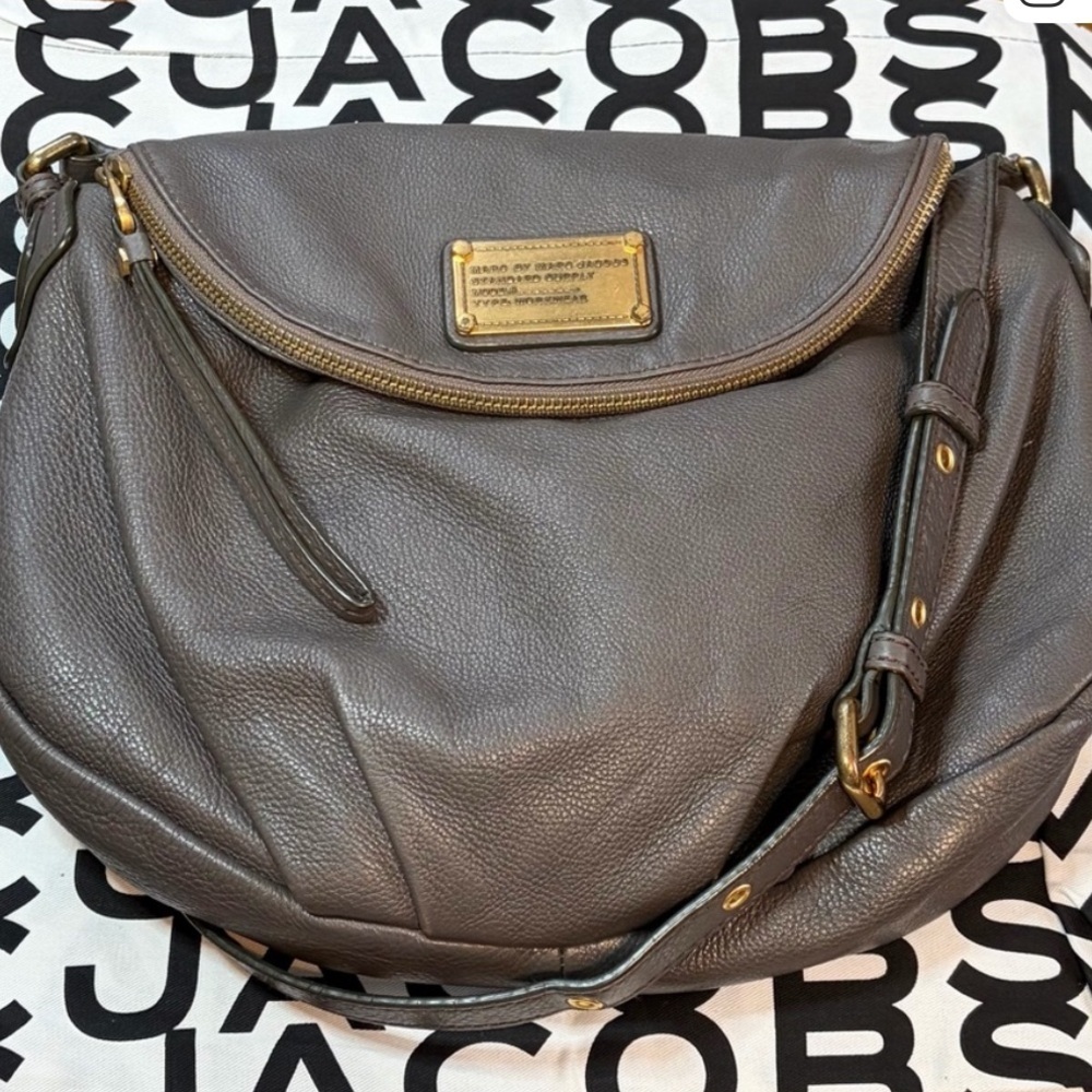 Marc by Marc Jacobs Pebbled Leather Crossbody- Taupe Grey
MSRP $350 EUC - Picture 2 of 8